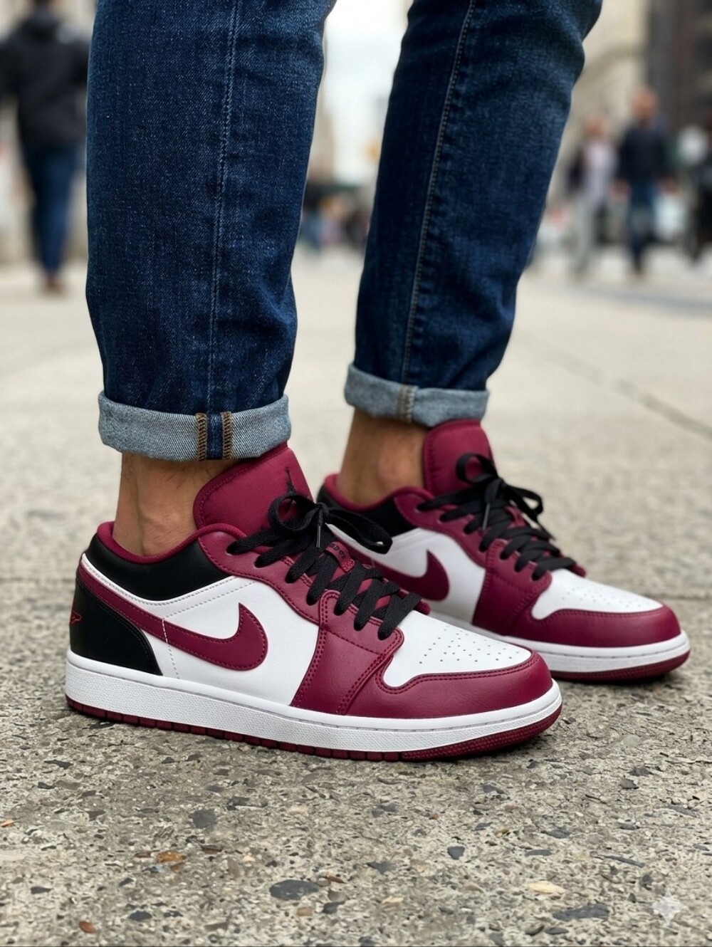 Nike Kids Low-Top Sneakers in Burgundy, White & Black